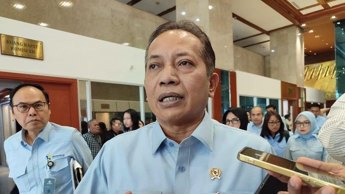 Menkop Buka Suara Soal Impor Mobil PT Agrinas untuk Koperasi
