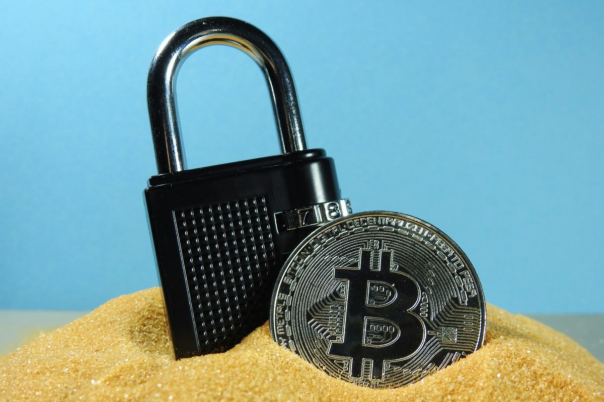 XTB Luncurkan Fitur Emergency Lock untuk Lindungi Aset Investor