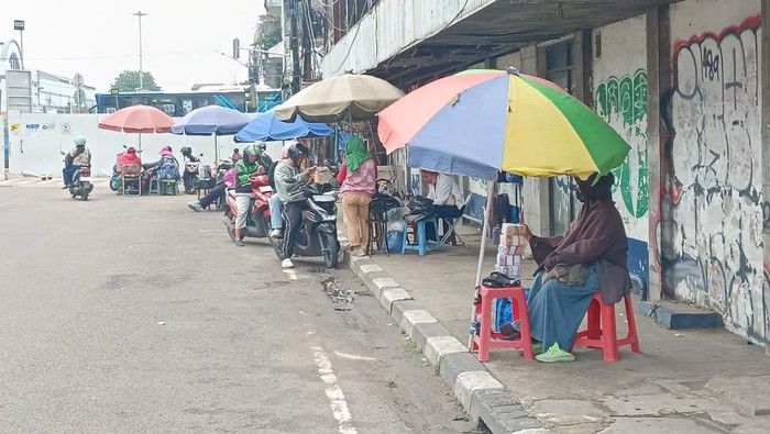 Jasa Tukar Uang Baru Marak di Asemka Jelang Lebaran