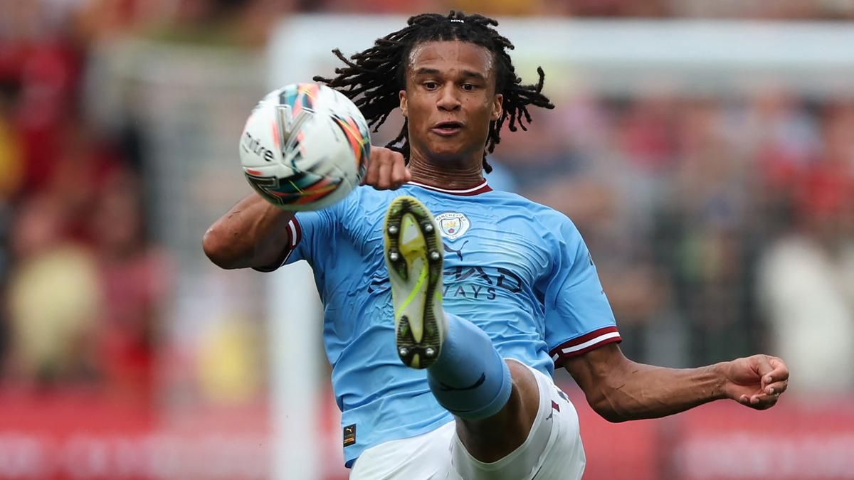 AC Milan dan Inter Milan Incar Nathan Ake