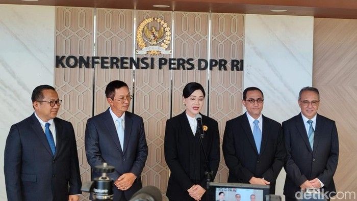 Fitch Ratings Ubah Outlook Utang Indonesia Jadi Negatif