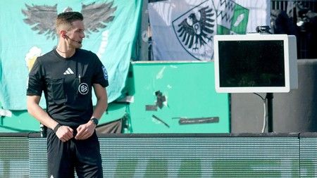 Aksi Penonton Cabut Monitor VAR Tunda Keputusan Penalti