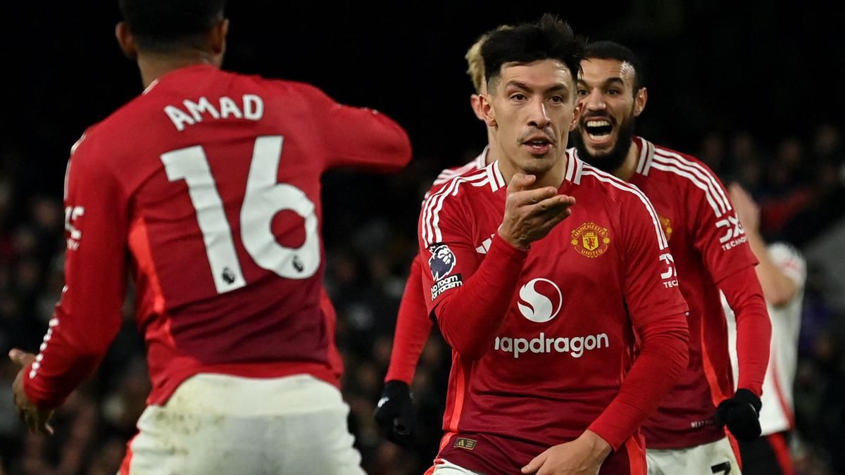 Lisandro Martinez Absen saat MU Lawan Aston Villa