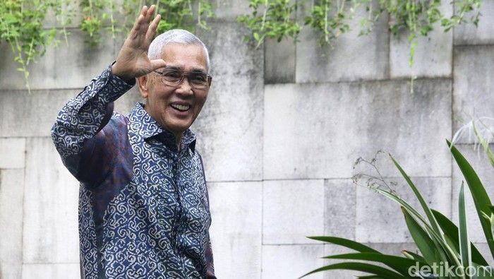 Try Sutrisno, Wapres ke-6 RI, Wafat di Usia 90 Tahun