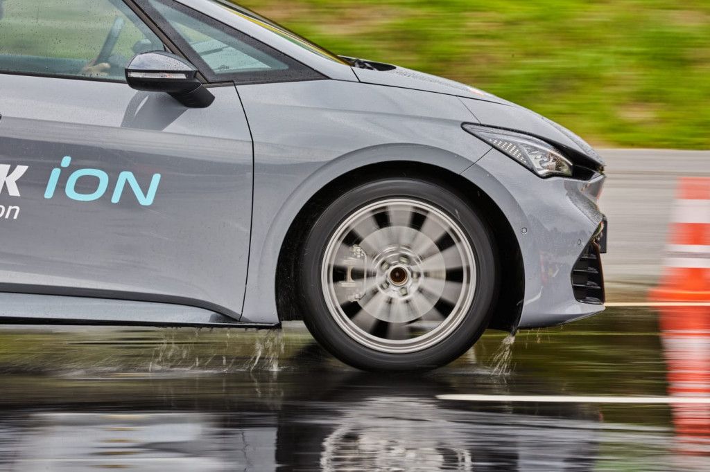 Hankook iON: Ban Mobil Listrik Optimal untuk Musim Hujan