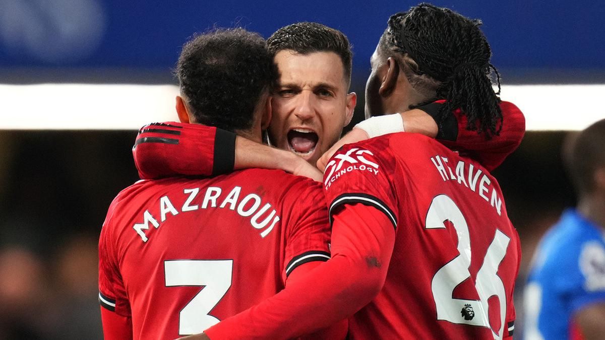 Manchester United Tekuk Chelsea Berkat Performa Solid Bek Dadakan