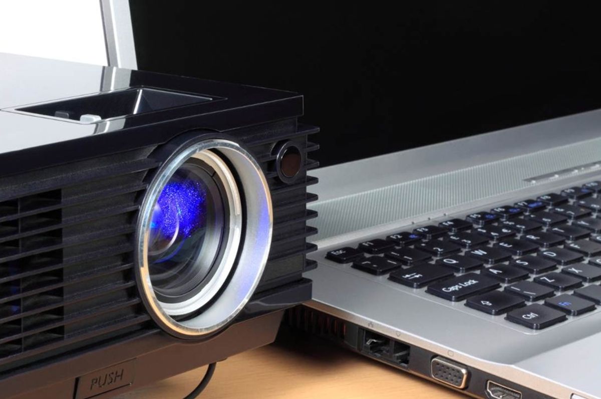 Panduan Mudah Menyambungkan Laptop ke Proyektor untuk Berbagai Keperluan