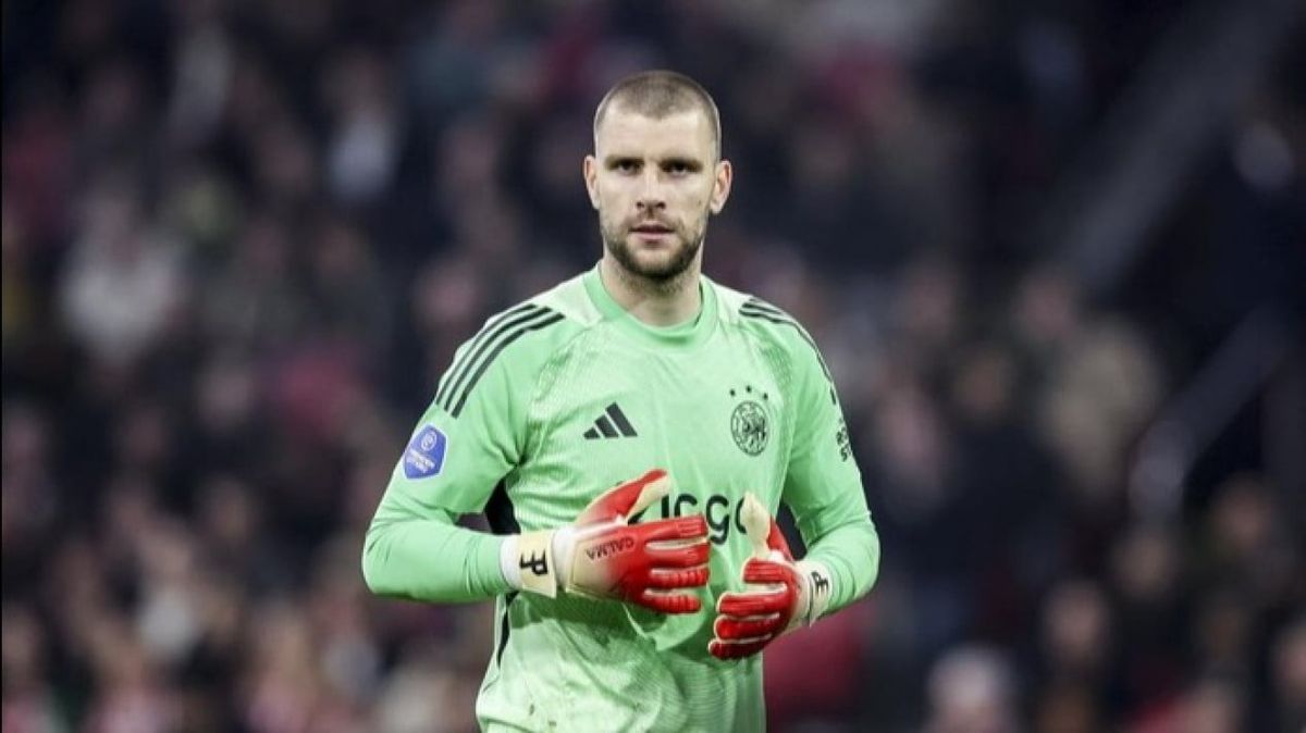 Maarten Paes Terima Kritik Usai Ajax Keok di Laga Krusial