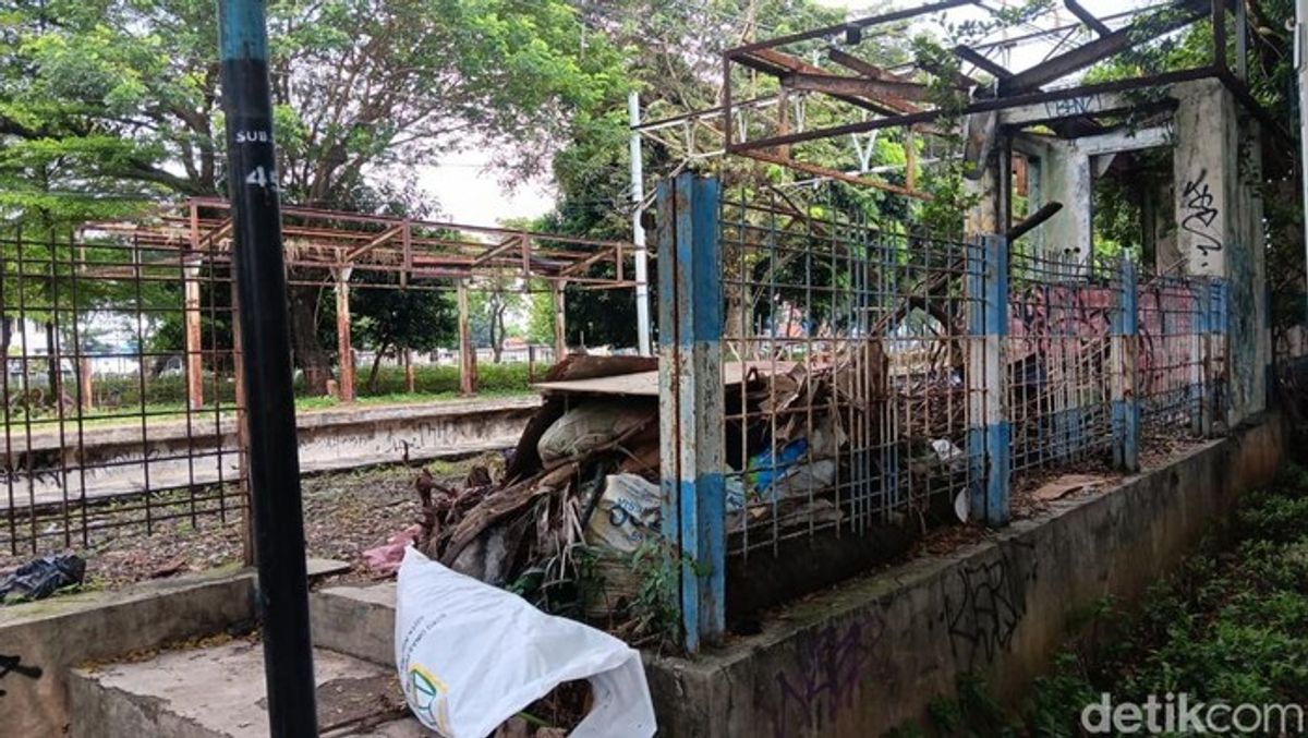 Stasiun Mampang Terbengkalai dan Penuh Sampah di Tengah Menteng