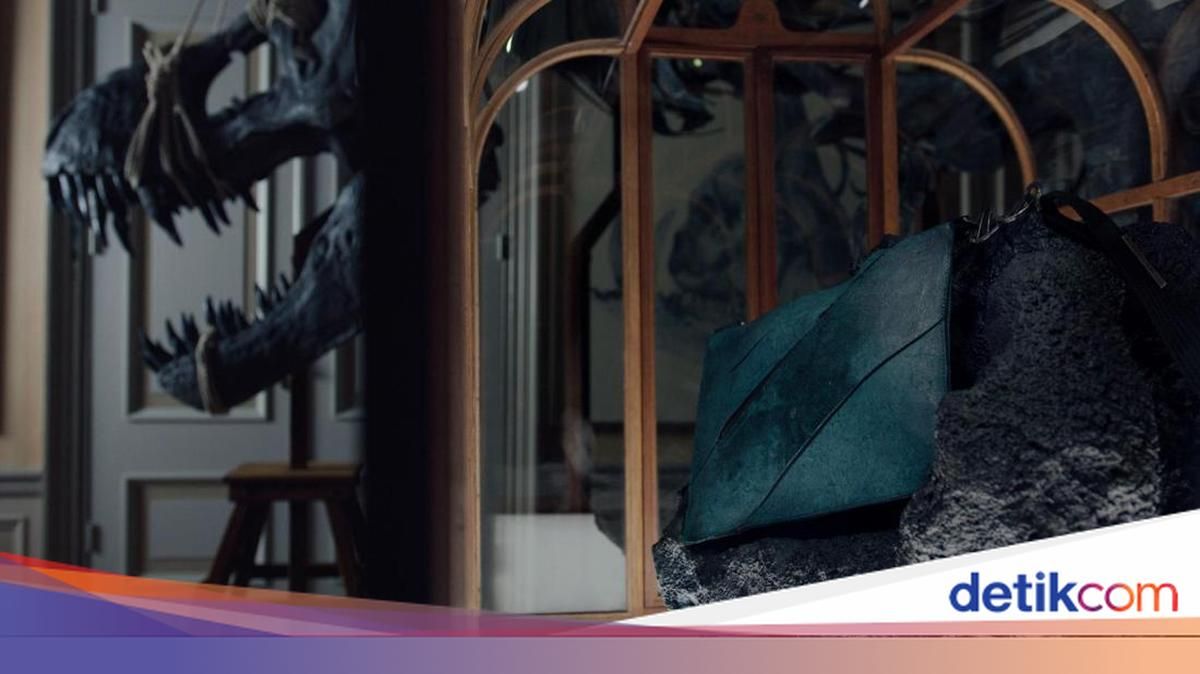 Tas Kulit T-Rex Sintetis Dipamerkan dan Akan Dilelang Rp 11,2 Miliar