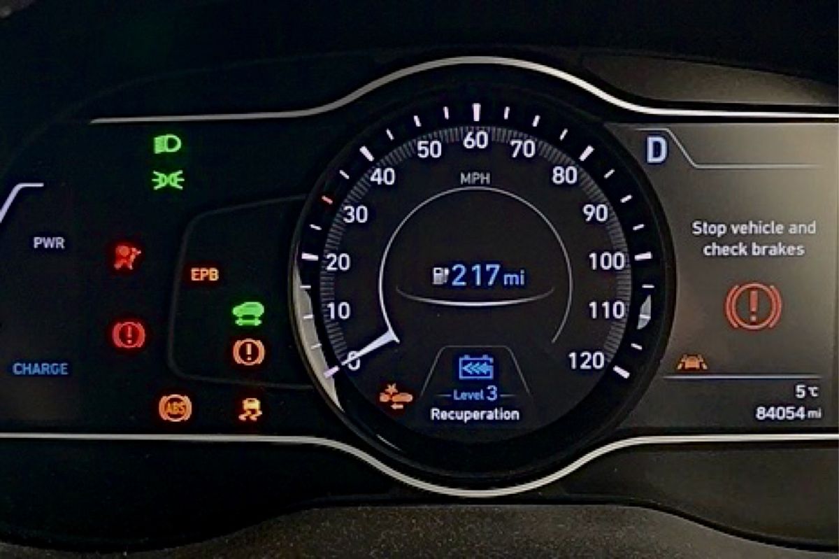 Produksi Mobil Sedan Listrik Nasional Target 2028 Ditegaskan Presiden