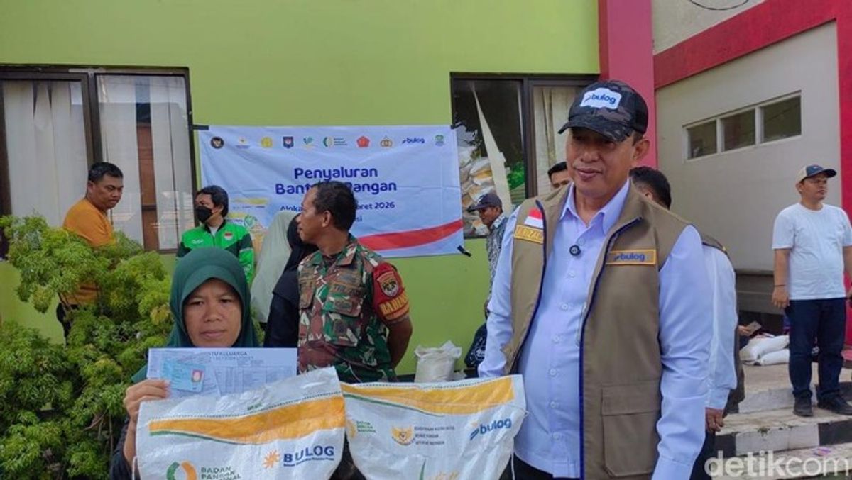 Bulog Salurkan Bantuan Beras dan Minyak Goreng di Bantar Gebang