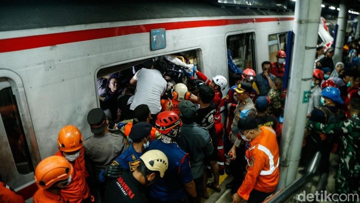 KA Argo Bromo Anggrek Tabrak KRL di Bekasi Timur Empat Orang Tewas