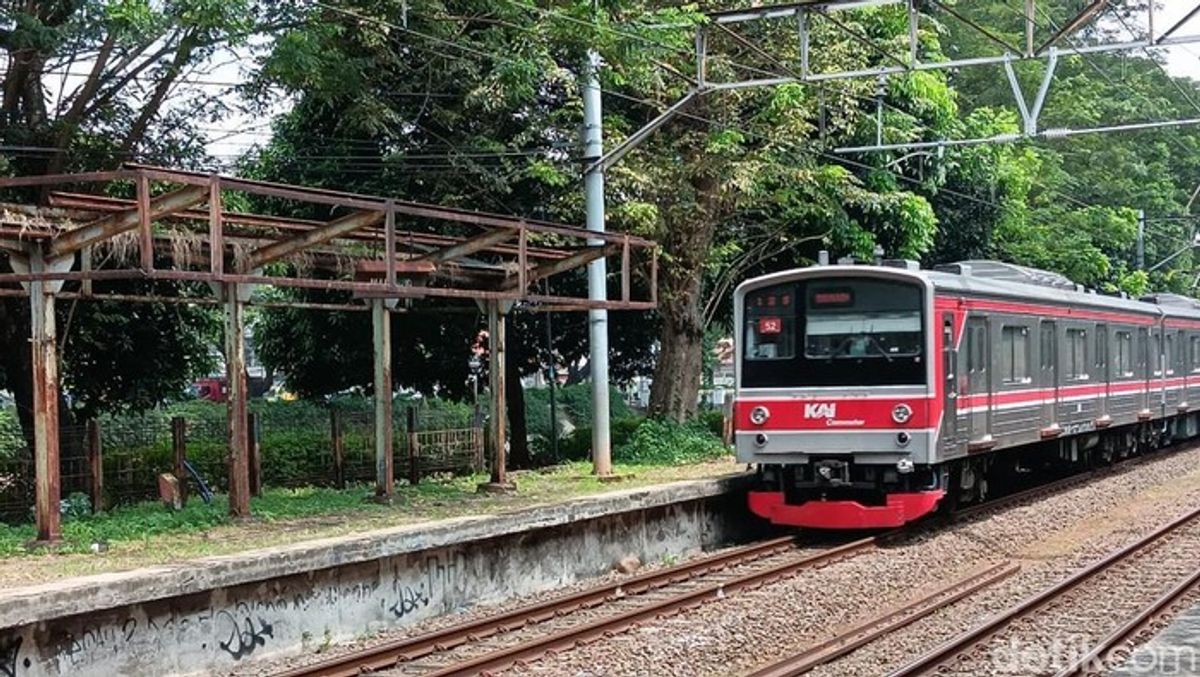 Stasiun Mampang Terbengkalai dan Penuh Sampah di Tengah Lintasan KRL