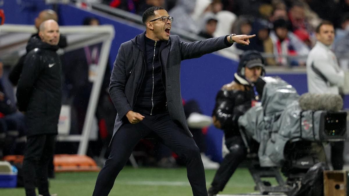 Chelsea Pecat Liam Rosenior Setelah Empat Bulan Menjabat