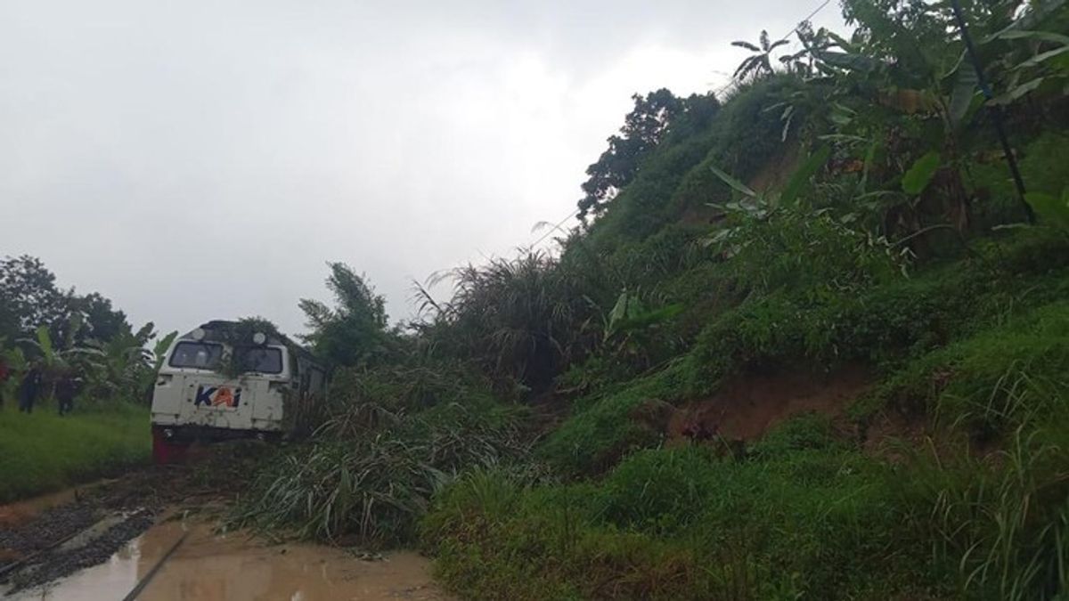 Tanah Longsor Hentikan Operasi KA Ciremai di Bandung Barat