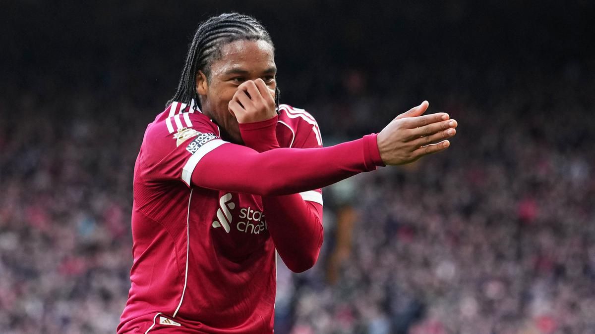 Arne Slot Beri Sinyal Rio Ngumoha Starter Lawan Paris Saint-Germain