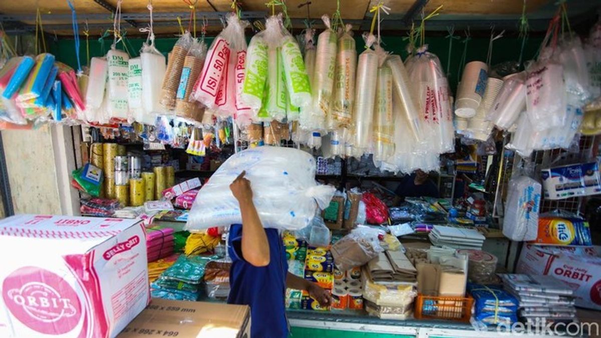 Harga Produk Plastik Melambung 50 Persen Akibat Gangguan Impor Bahan Baku