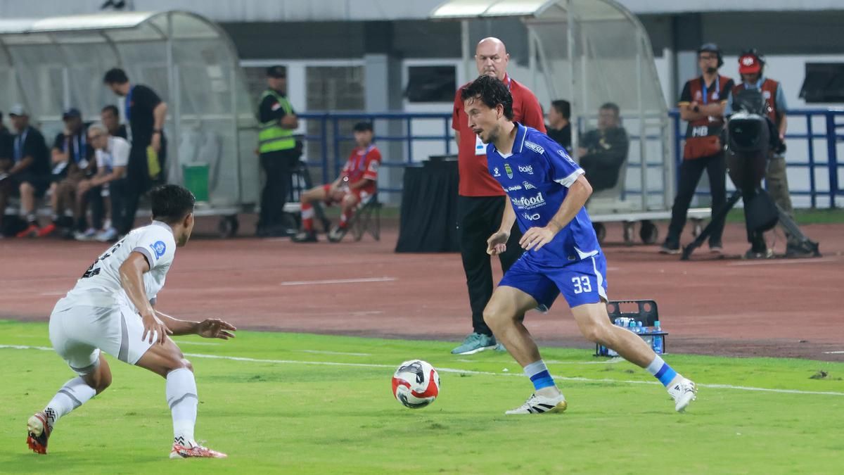 Arema FC Tahan Imbang Persib Bandung di Stadion GBLA