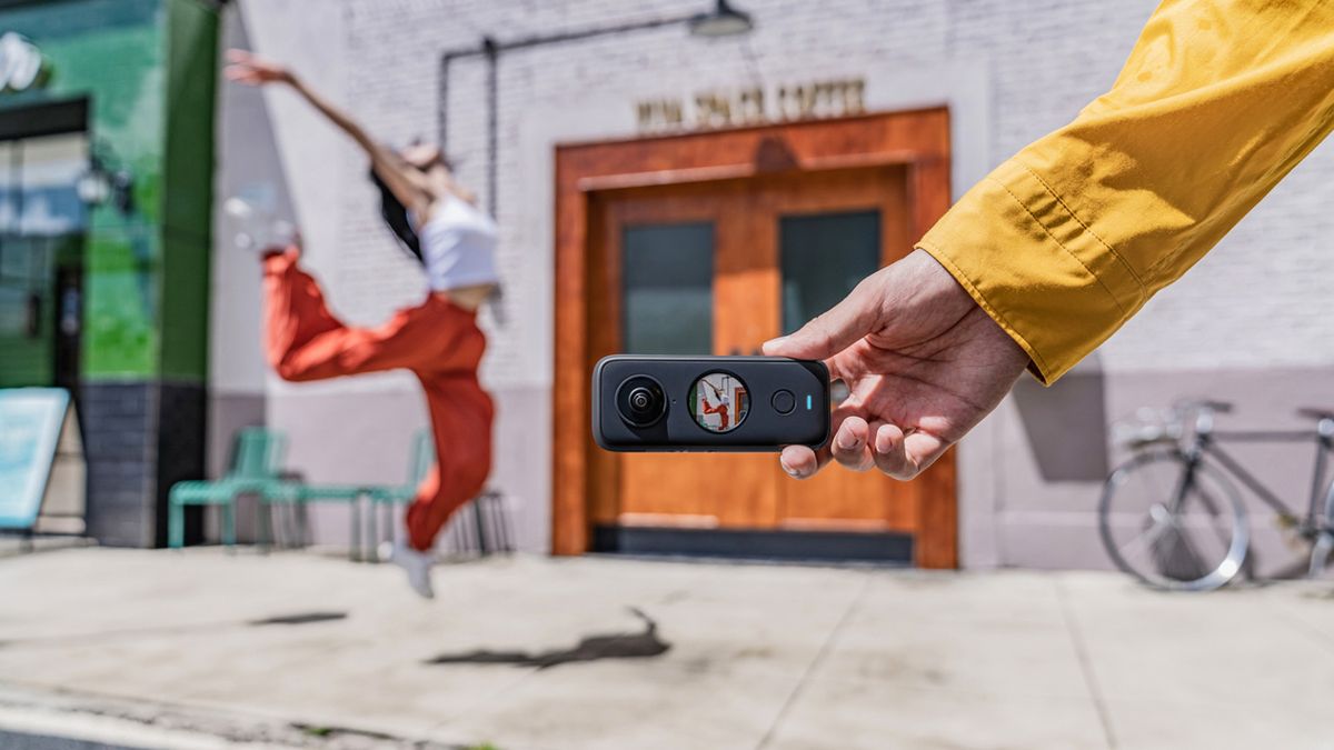 Insta360 Snap Tawarkan Layar Sentuh Magnetik untuk Selfie Kamera Belakang