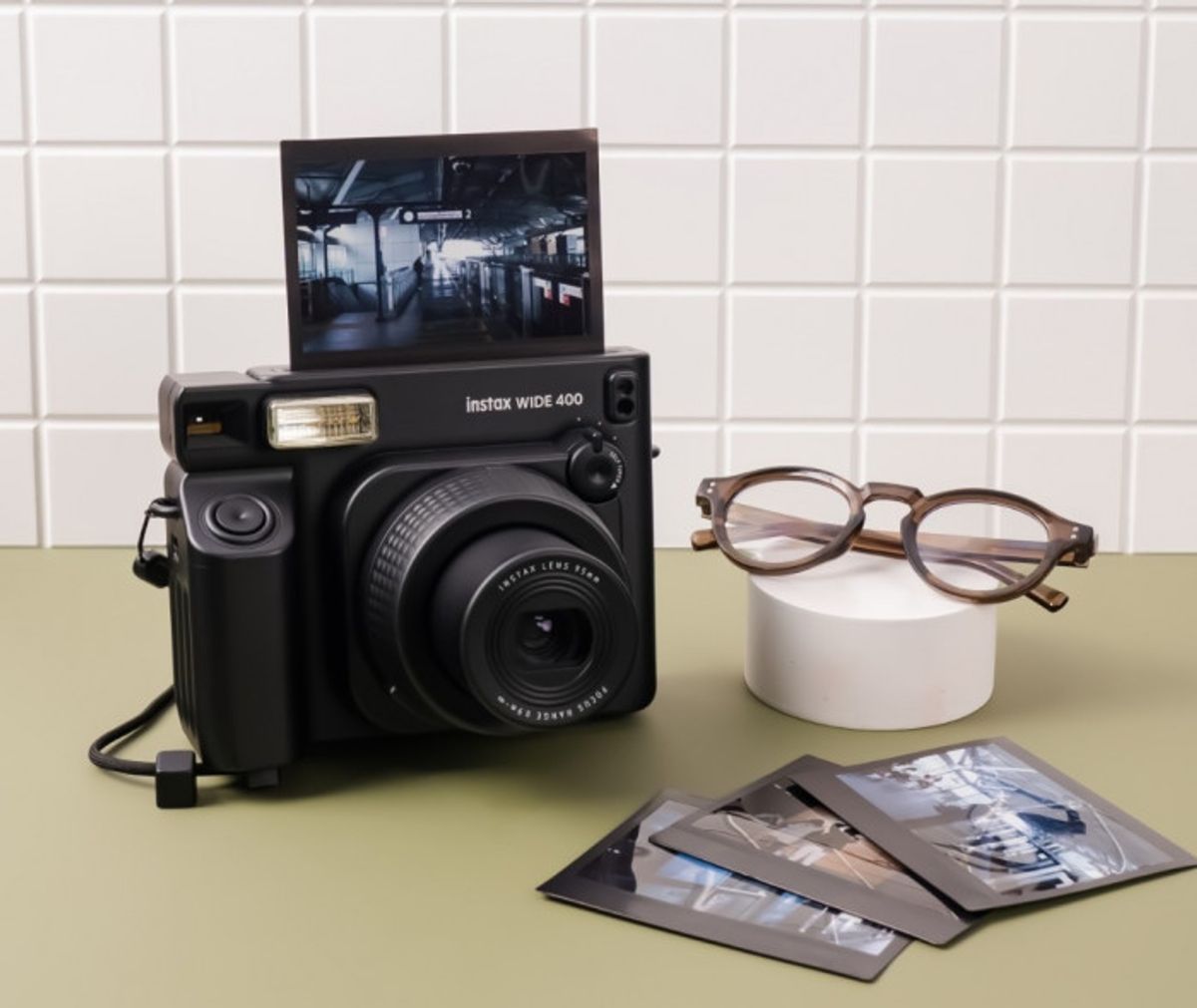 Fujifilm Rilis Kamera Instan Instax Wide 400 Jet Black di Indonesia