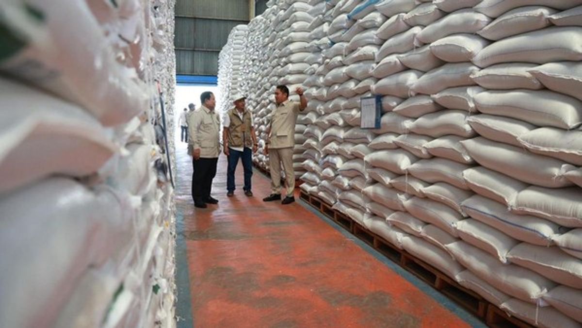 Prabowo Subianto Tinjau Ketersediaan Beras di Gudang BULOG Magelang