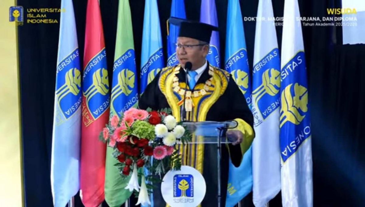Rektor UII Fathul Wahid Akhiri Tradisi Tanda Tangan Basah Ijazah