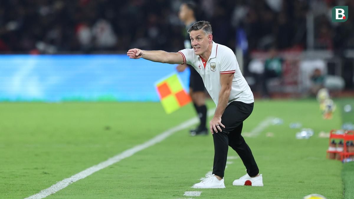 Aksi Pelatih Timnas John Herdman Bermain Bola di Pantai Lombok Viral