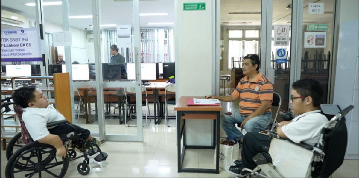 Dua Peserta Disabilitas Ikuti Seleksi UTBK SNBT di IPB University