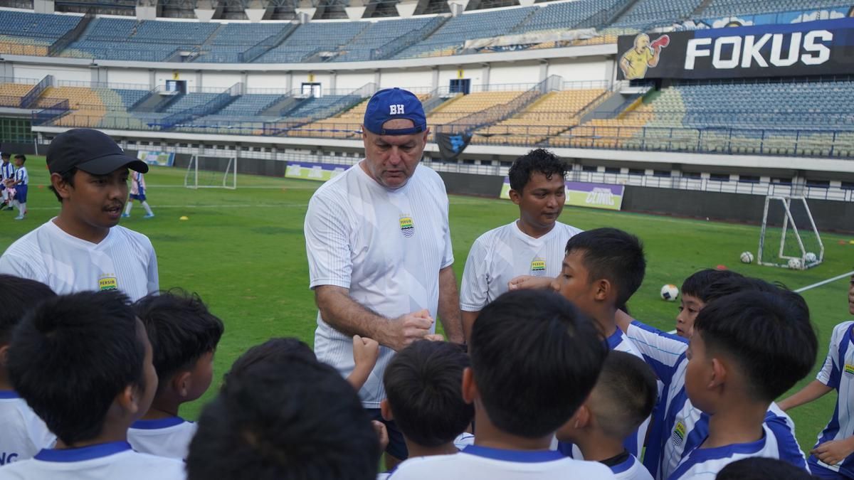 Bojan Hodak Pimpin Ratusan Anak Berlatih di Stadion GBLA Bandung