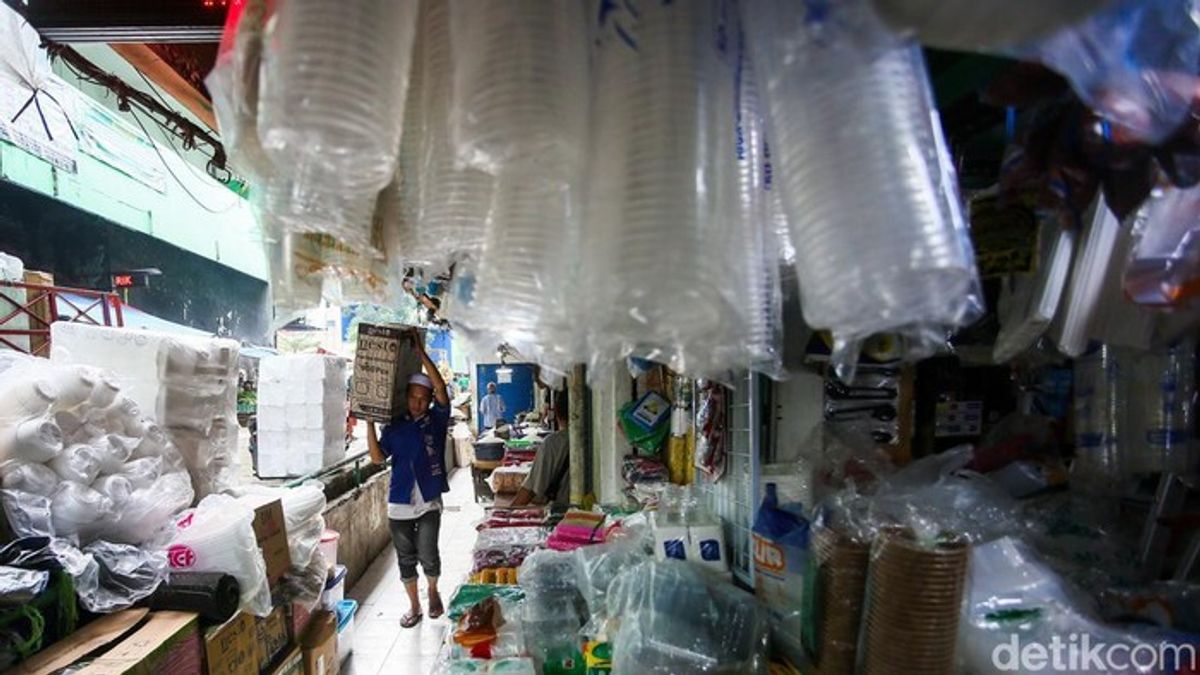 Harga Produk Plastik Melambung 50 Persen Akibat Gejolak Impor