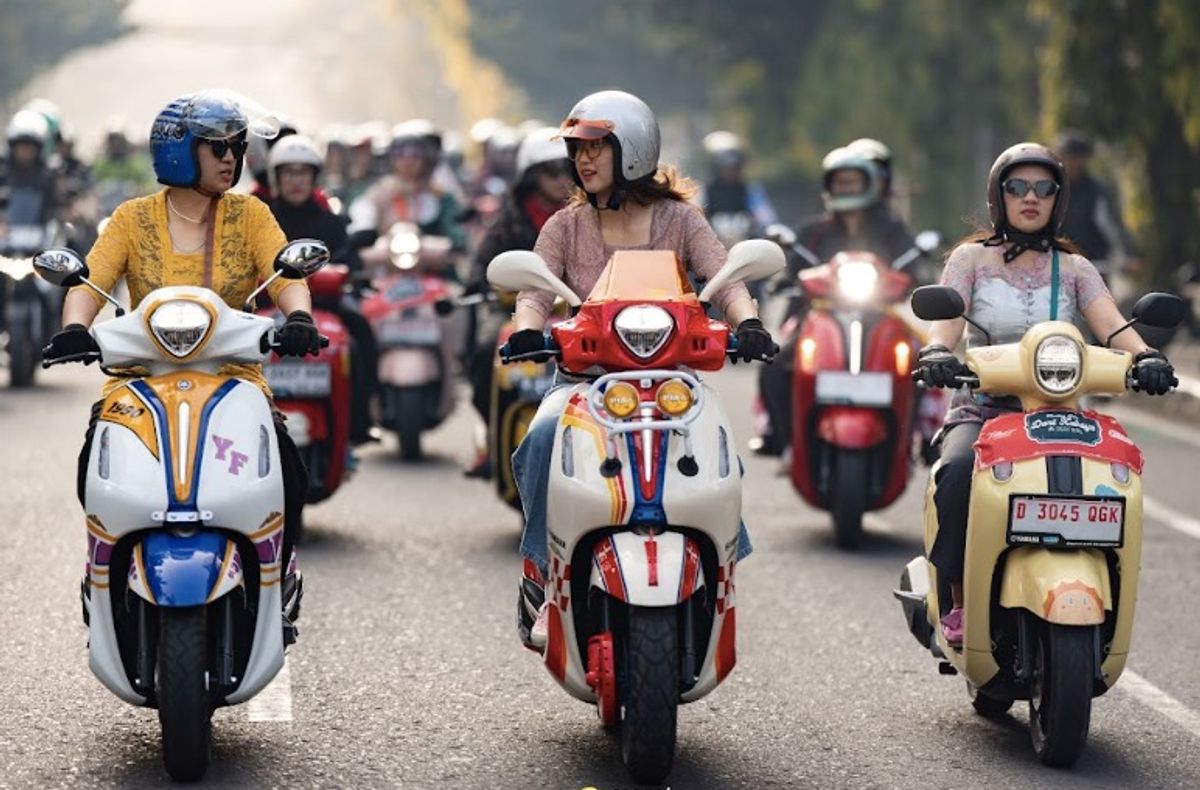 Ratusan Pengendara Perempuan Berkebaya Lintasi Bandung Peringati Hari Kartini