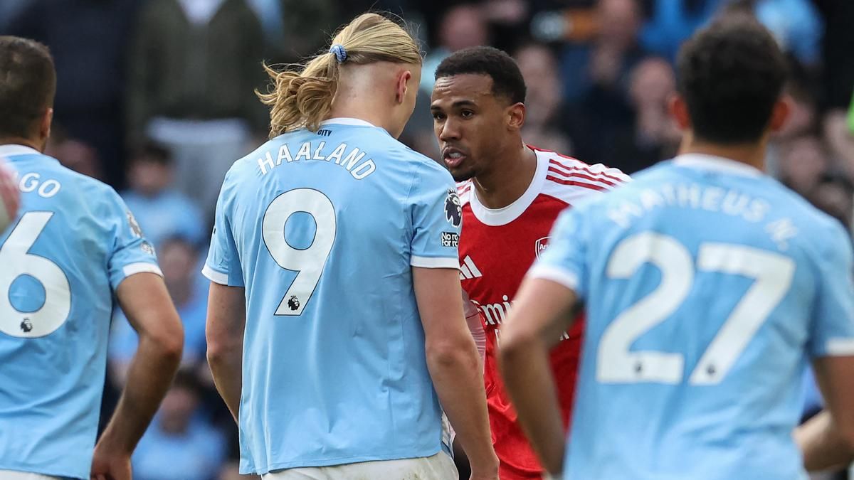 Manchester City Kalahkan Arsenal dalam Laga Penuh Kontroversi Wasit