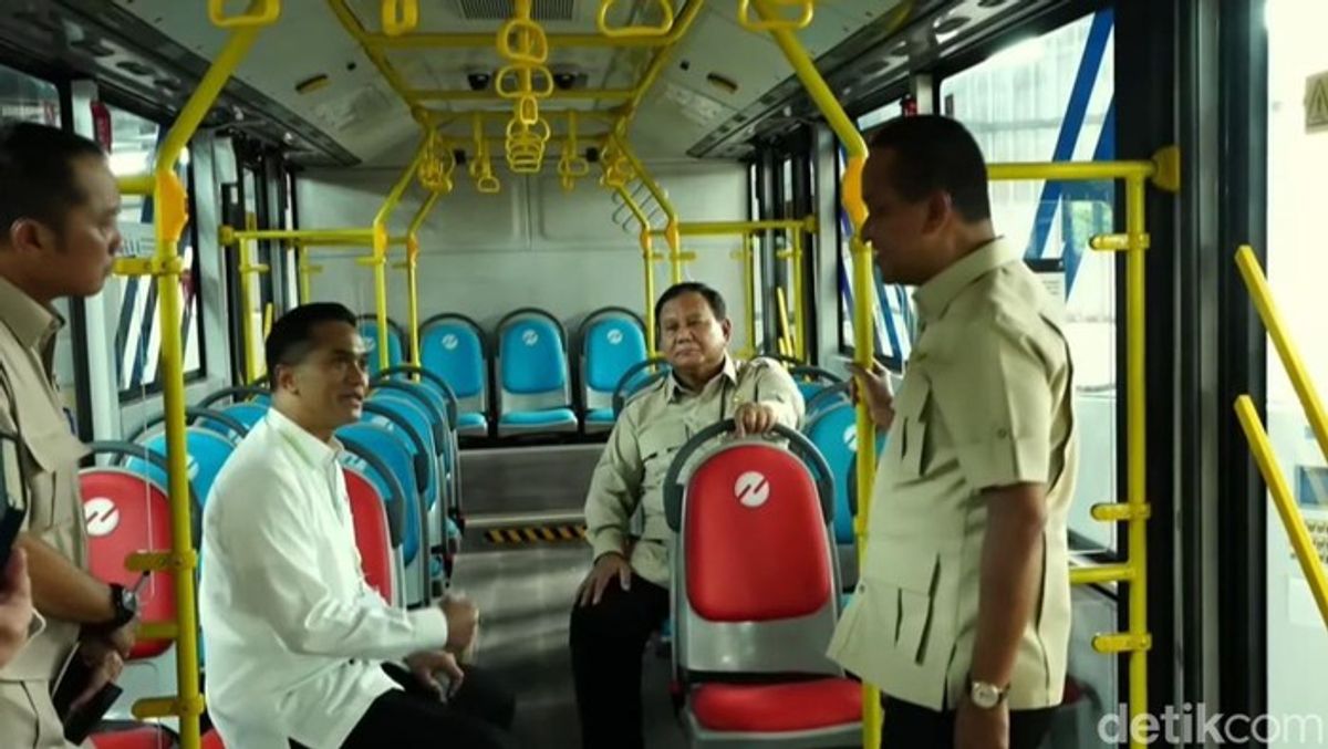 Presiden Prabowo Soroti Kehadiran Aburizal Bakrie di Peresmian Pabrik VKTR