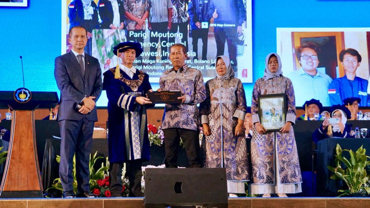 Mentrans Serahkan Ijazah Wisudawan ITS yang Gugur Saat Pengabdian
