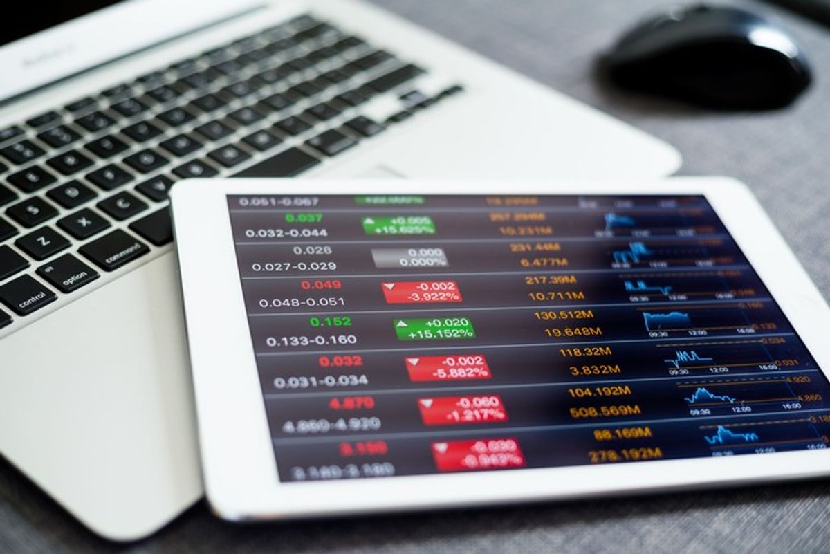 IHSG Melemah di Tengah Aksi Jual Asing, Saham MEGA Beri Sinyal Positif