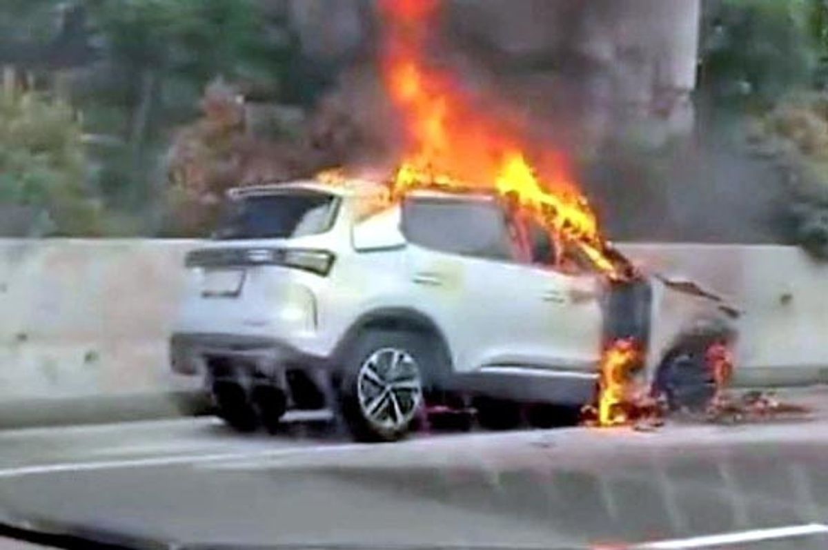 Mobil Diduga Chery Tiggo Cross Terbakar di Tol Jakarta-Cikampek