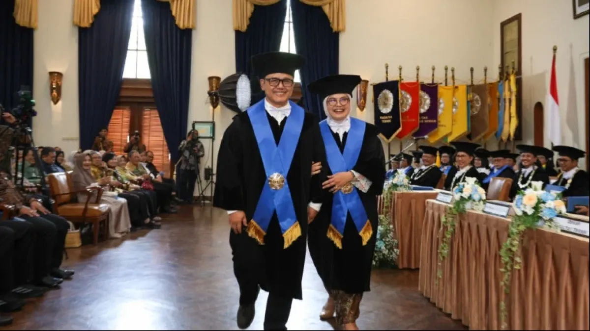 Pasangan Suami Istri UGM Dikukuhkan sebagai Guru Besar Bersamaan