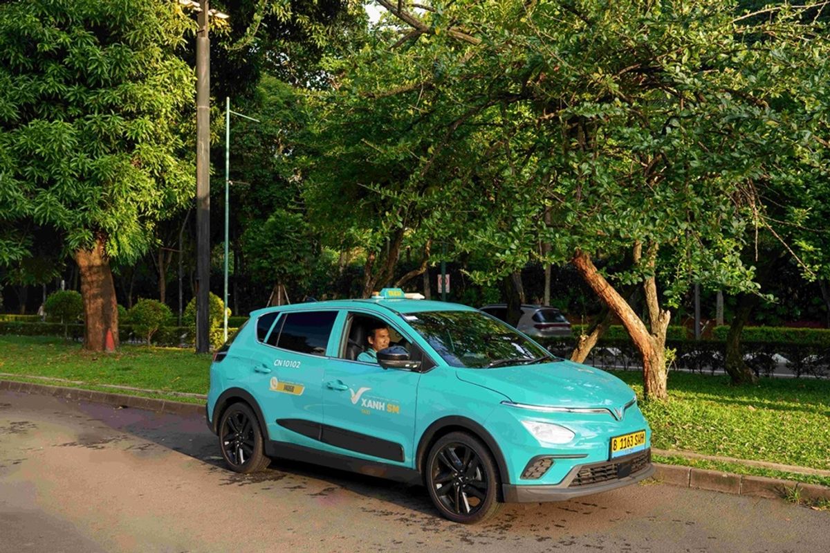 Green SM Gunakan VinFast VF e34 untuk Armada Taksi Listrik Indonesia