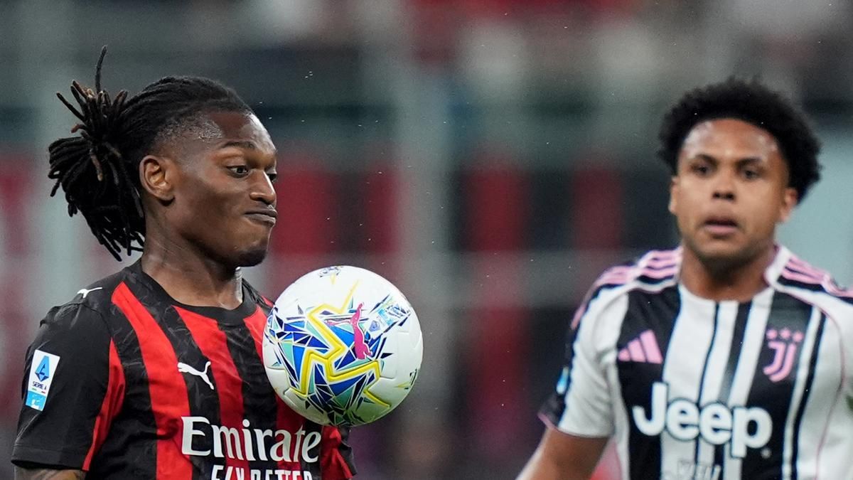 Massimiliano Allegri Bela Rafael Leao dari Cemoohan Suporter AC Milan