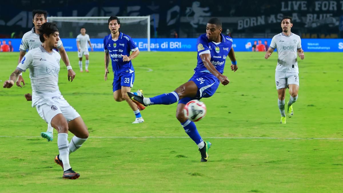 Persib Bandung Imbang Lawan Arema FC di Stadion GBLA