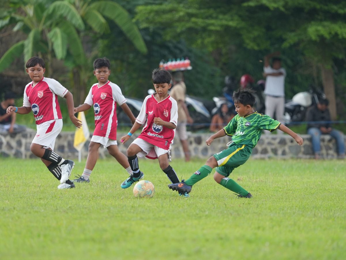 Dewa United Latihan Bersama Anak-anak Ternate Jelang Laga Penting