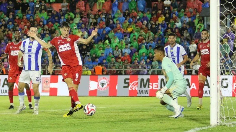 Semen Padang FC Takluk 0-2 dari Persib, Imran Nahumarury Soroti Peluang Terbuang