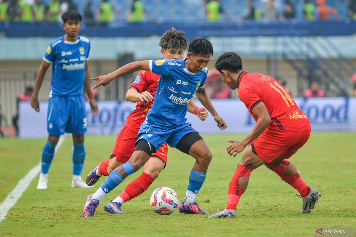 Marcos Reina Benahi Komunikasi Lini Pertahanan Persik Kediri