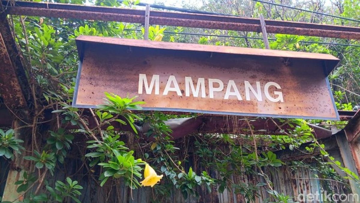 Tumpukan Sampah Mengotori Bangunan Terbengkalai Stasiun Mampang Jakarta