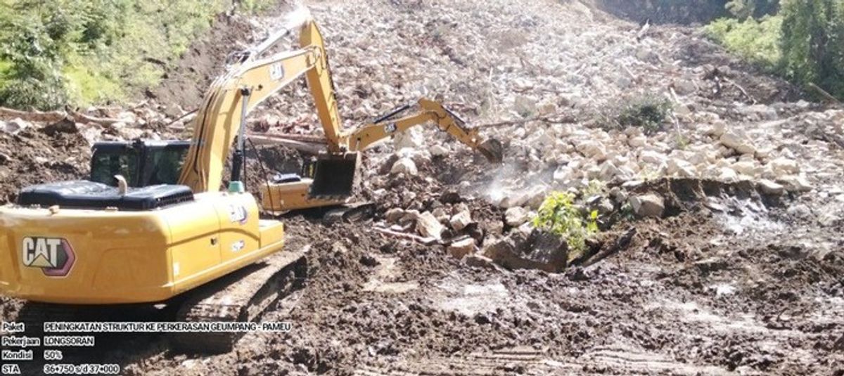 Kementerian PU Bersihkan Material Longsor Jalan Pameu Geumpang di Aceh