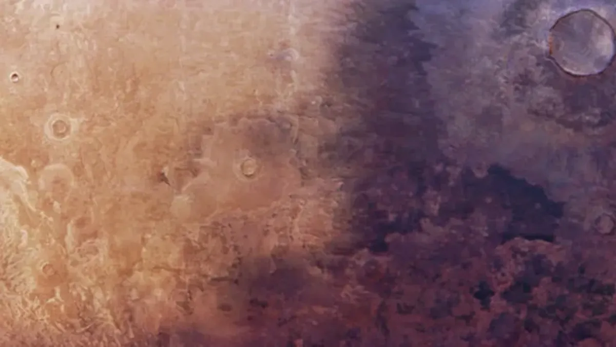 Bercak Gelap Kawah Mars Meluas Sejauh 320 Kilometer dalam 50 Tahun