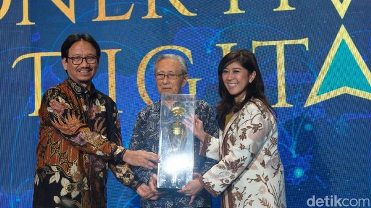 Arnold Ph Djiwatampu Raih Penghargaan Best Lifetime Achiever 2026