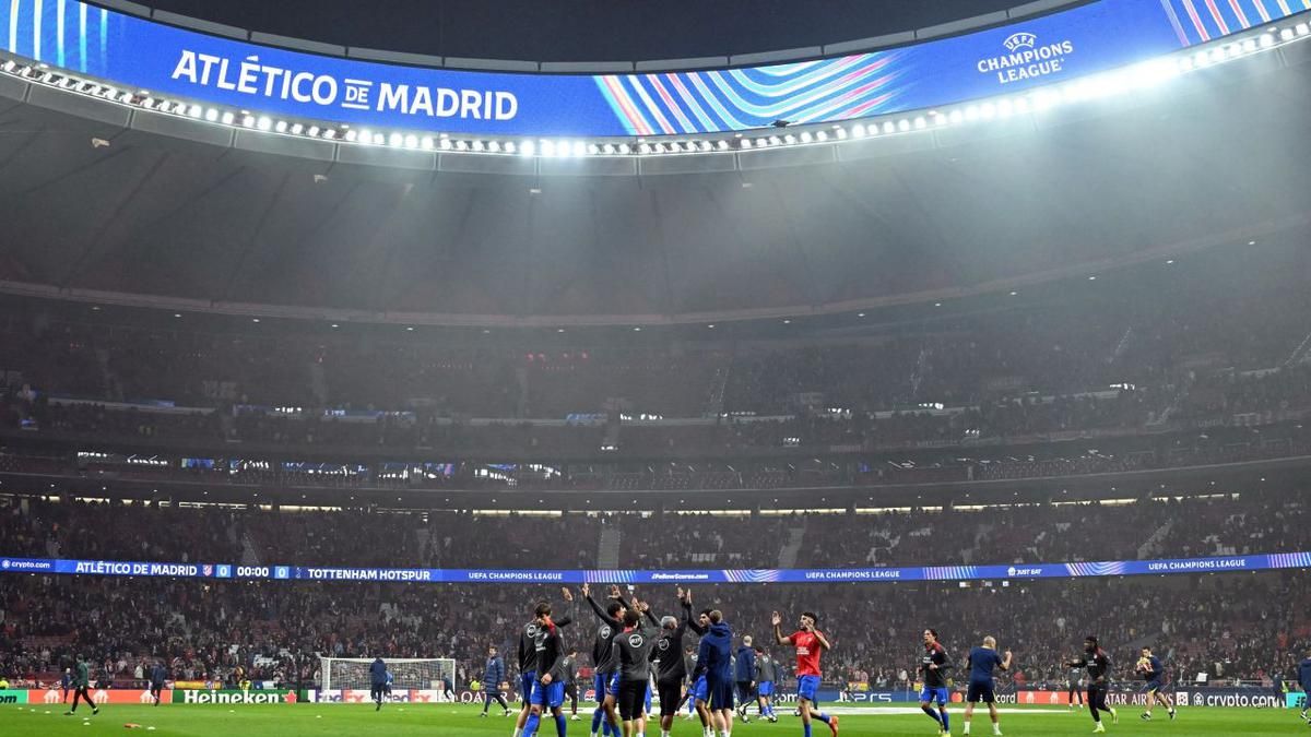 Hansi Flick Protes Kondisi Rumput Metropolitano Jelang Laga Barcelona