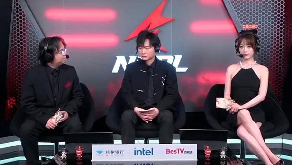 Host Zhazha Tampil Serba Hitam Setelah Dikritik Karena Rok Pendek